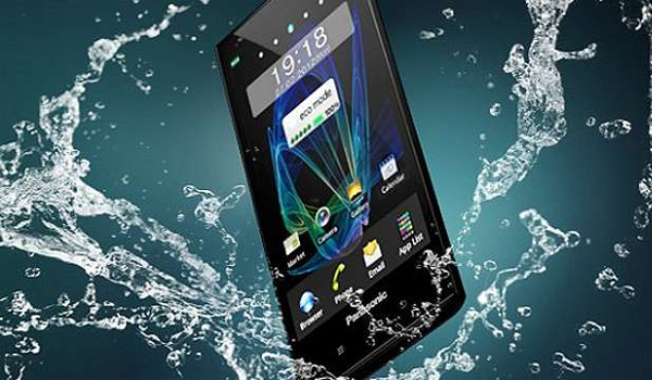panasonic-eluga-is-a-waterproof-dustproof-smartphone (1)