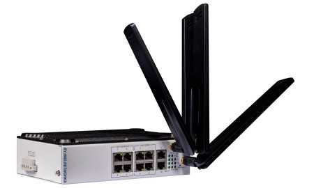 5G Router with antennas mounted angled e1615379815716