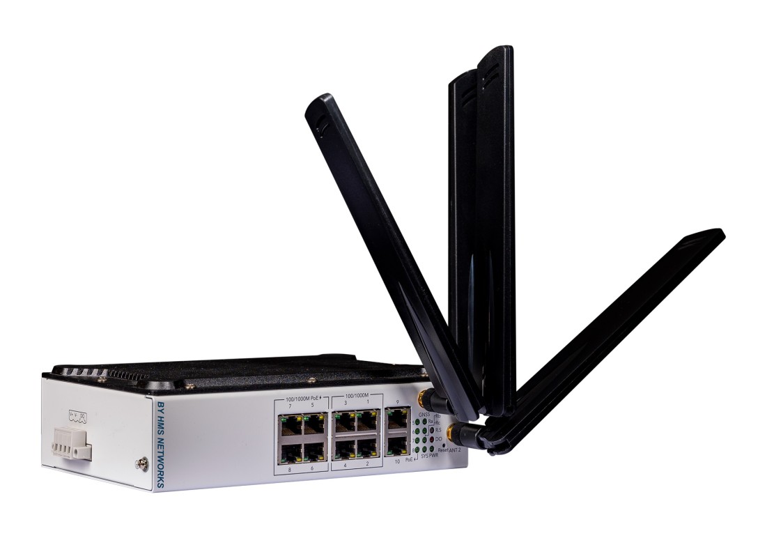 5G Router with antennas mounted angled e1615379815716