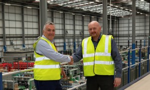 l r Ian Wilson Senior Manager Distribution Sales at Toshiba Simon Meadmore Vice President of Product and Supplier Management at Farnell e1655291853465