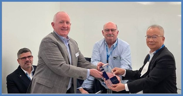 Amphenol 10 Years Anniversary Award to Heilind Asia 1
